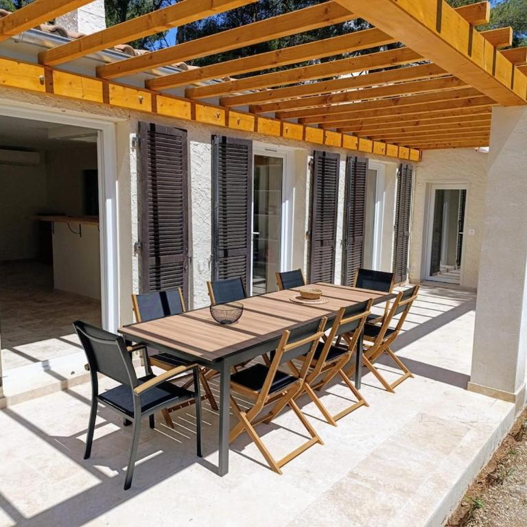 Maison climatisée avec Grand Jardin - 10 min à pied du Brusc et de sa plage - Four-Bedroom House - 1