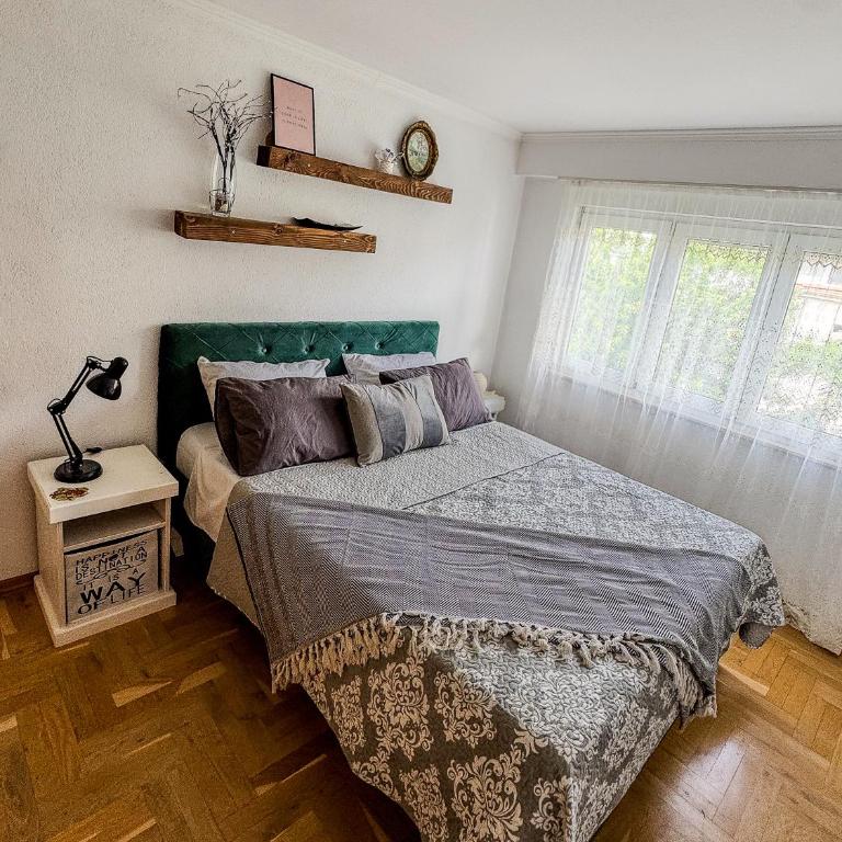 Toby Old Town-3rd Floor-Stairs Only-Public On Street Self Parking - One-Bedroom Apartment - 4