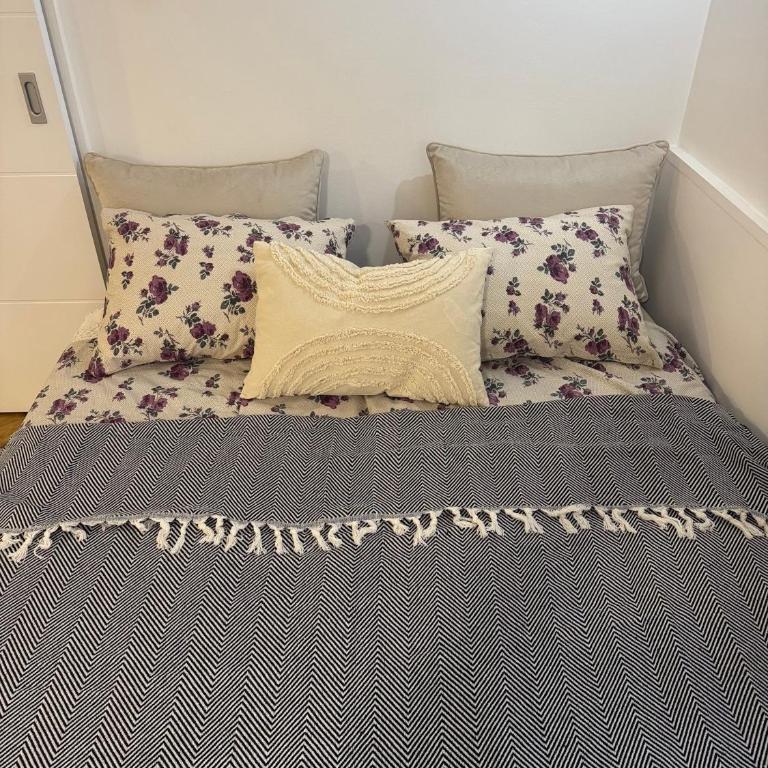 Toby Old Town-3rd Floor-Stairs Only-Public On Street Self Parking - One-Bedroom Apartment - 29