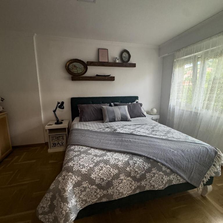 Toby Old Town-3rd Floor-Stairs Only-Public On Street Self Parking - One-Bedroom Apartment - 8