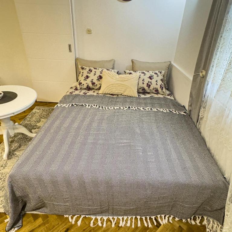 Toby Old Town-3rd Floor-Stairs Only-Public On Street Self Parking - One-Bedroom Apartment - 28