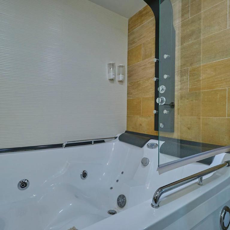 Alojamientos céntricos con bañera jacuzzi hidromasaje romántico - One-Bedroom Apartment - 13