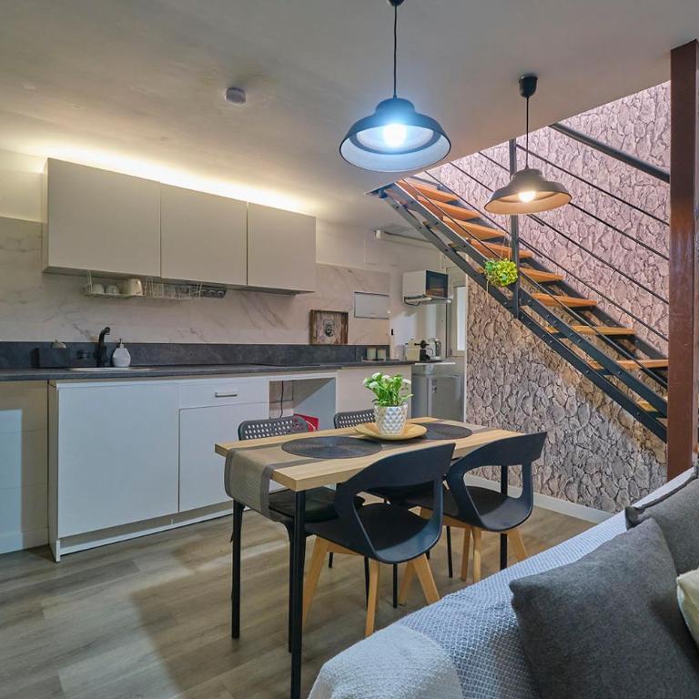 Alojamientos céntricos con bañera jacuzzi hidromasaje romántico - One-Bedroom Apartment - 14