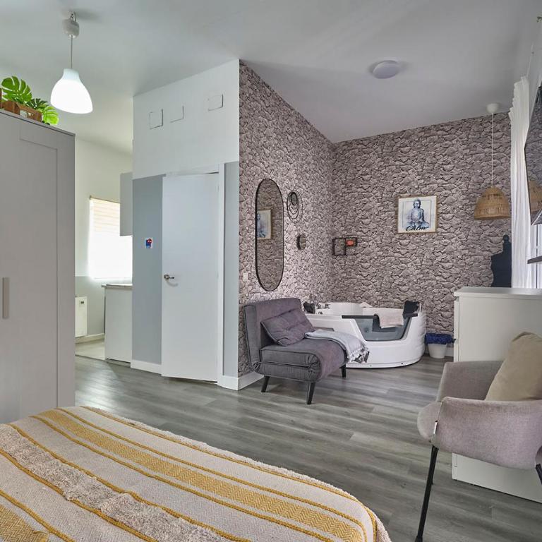 Alojamientos céntricos con bañera jacuzzi hidromasaje romántico - Deluxe One-Bedroom Apartment - 23