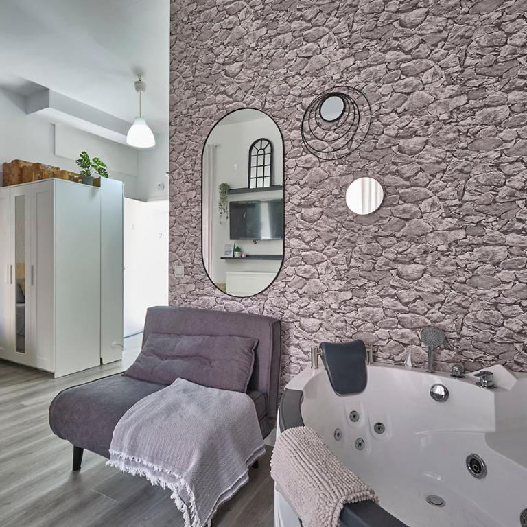 Alojamientos céntricos con bañera jacuzzi hidromasaje romántico - Deluxe One-Bedroom Apartment - 25