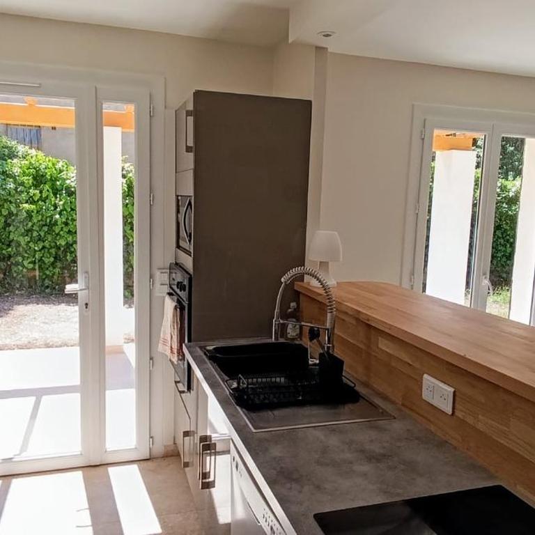 Maison climatisée avec Grand Jardin - 10 min à pied du Brusc et de sa plage - Four-Bedroom House - 21
