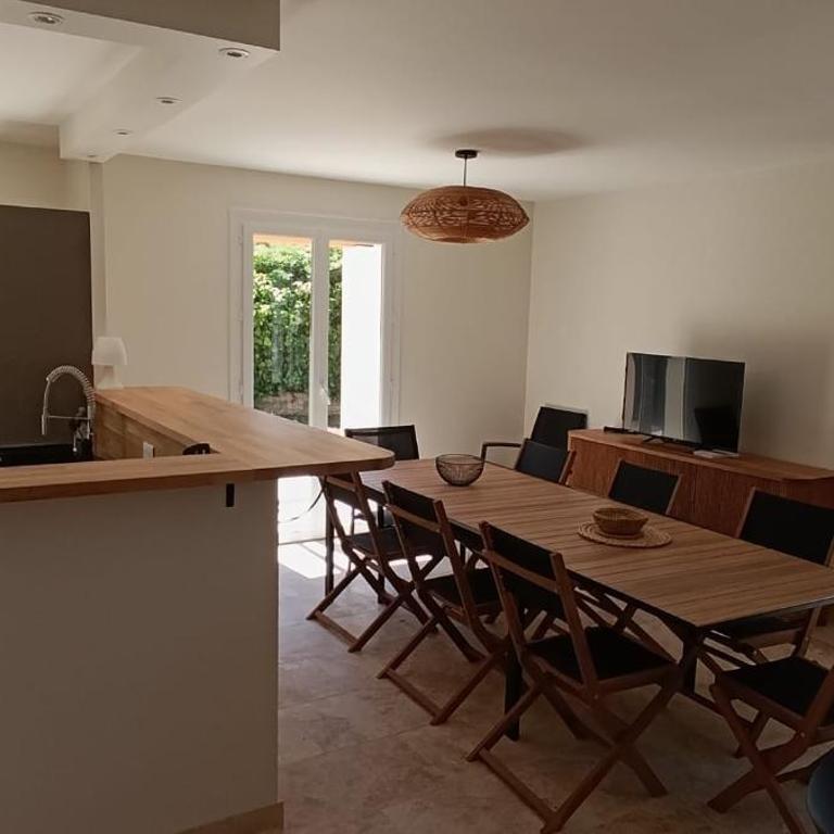 Maison climatisée avec Grand Jardin - 10 min à pied du Brusc et de sa plage - Four-Bedroom House - 23