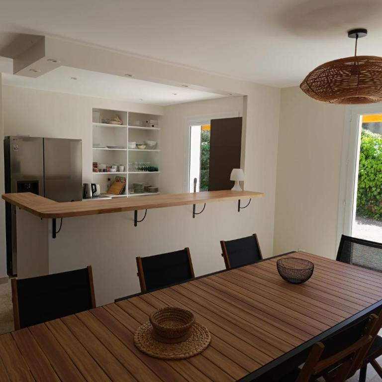 Maison climatisée avec Grand Jardin - 10 min à pied du Brusc et de sa plage - Four-Bedroom House - 22