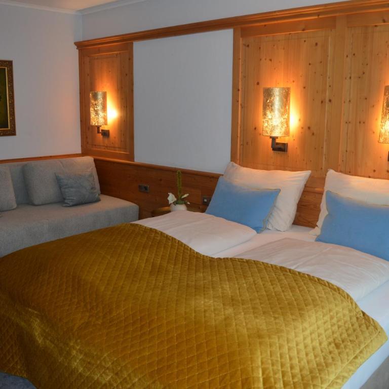 Hotel Jägerhof Mayrhofen - Dreibettzimmer mit Balkon - 2