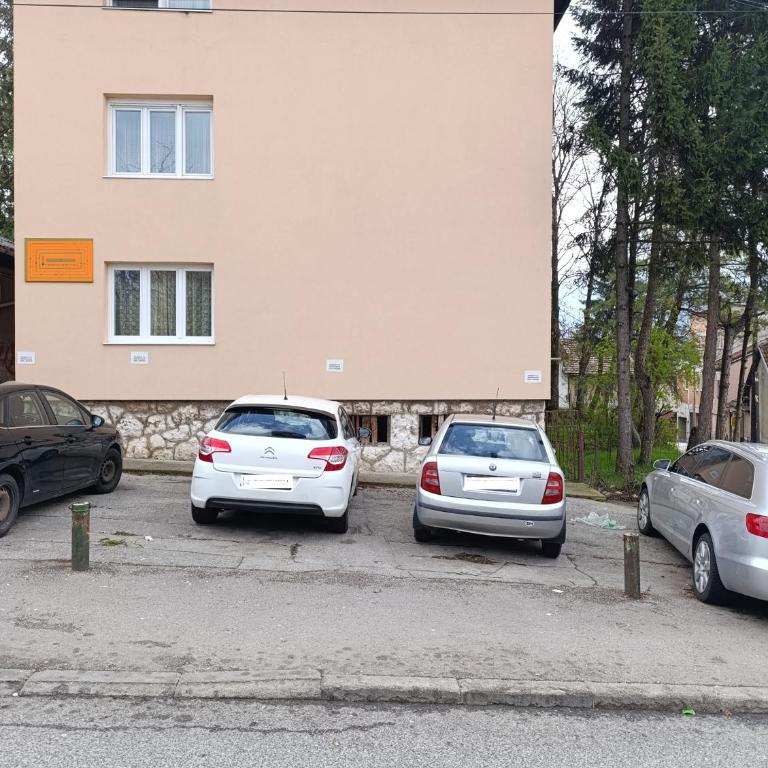 LuxApart Bjelave City Centar free parking - Deluxe Apartment - 4