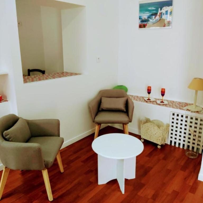 Bernadette' Cosy Flat - 3 minutes walk main door to sanctuary entrance- Old Town - Bernadette de Soubirous's neighborhood - Chapel for Prayer on site - Studio avec Balcon - 1