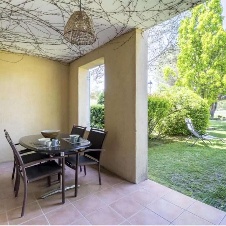 Golf de Pont Royal - appartement paisible rez de jardin - terrasse & piscine - Appartement 1 Chambre - 14