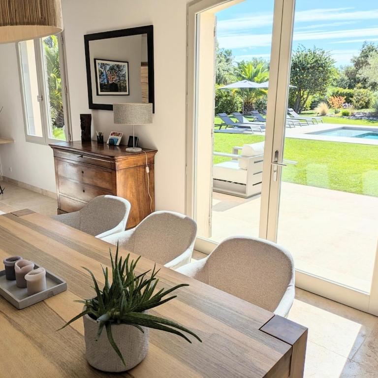 Villa haut de gamme avec piscine et grand jardin - Villa avec Piscine Privée - 2