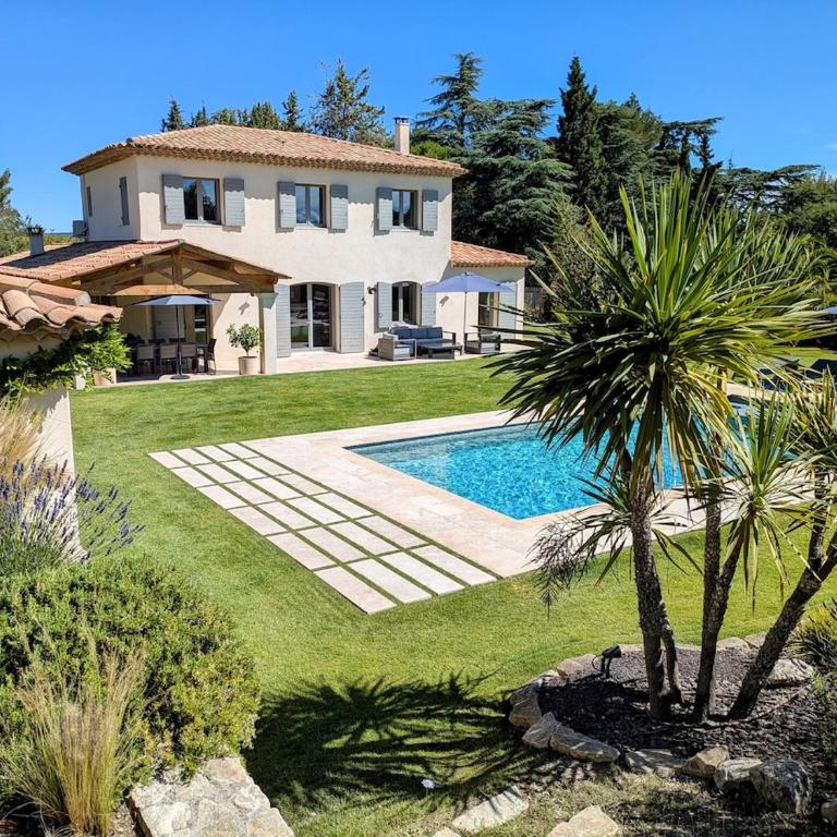 Villa haut de gamme avec piscine et grand jardin - Villa avec Piscine Privée - 3