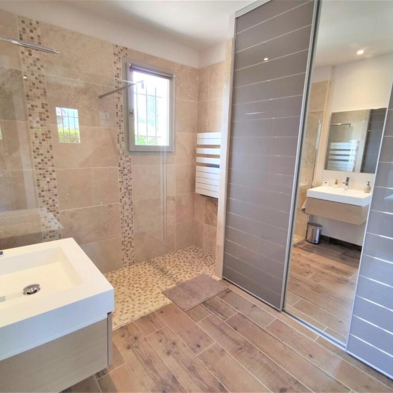 Villa haut de gamme avec piscine et grand jardin - Villa avec Piscine Privée - 9