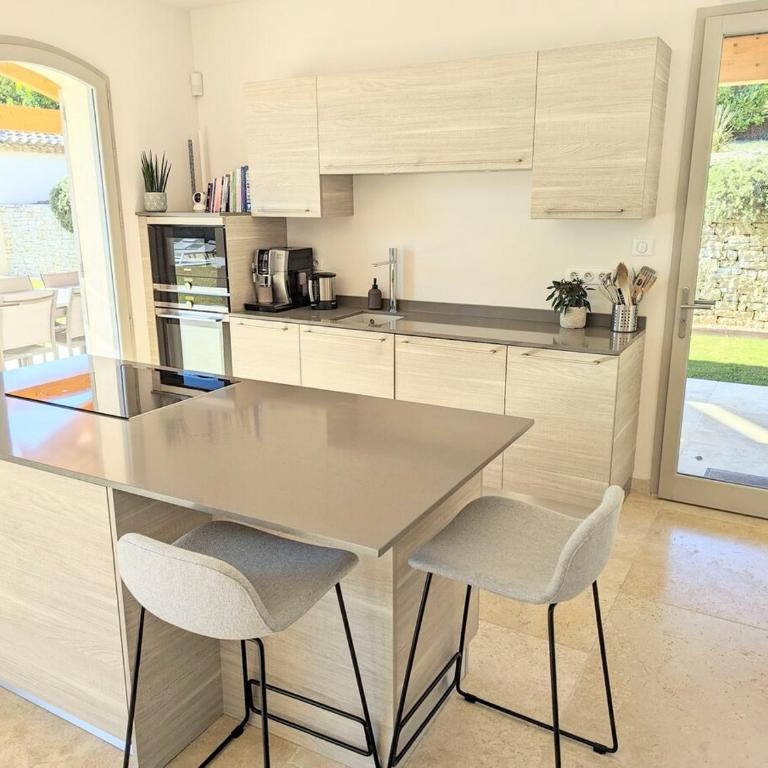 Villa haut de gamme avec piscine et grand jardin - Villa avec Piscine Privée - 10
