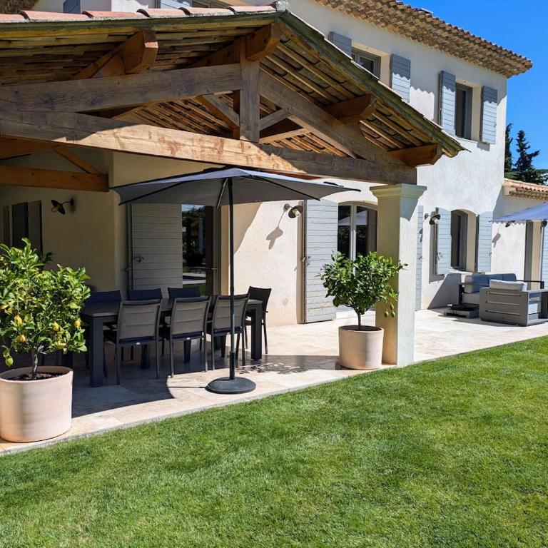 Villa haut de gamme avec piscine et grand jardin - Villa avec Piscine Privée - 11