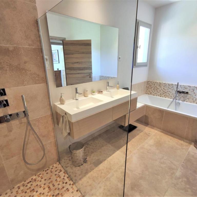 Villa haut de gamme avec piscine et grand jardin - Villa avec Piscine Privée - 12