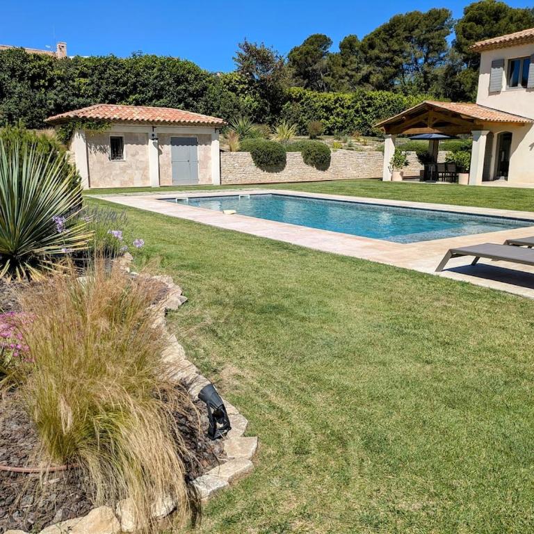 Villa haut de gamme avec piscine et grand jardin - Villa avec Piscine Privée - 15