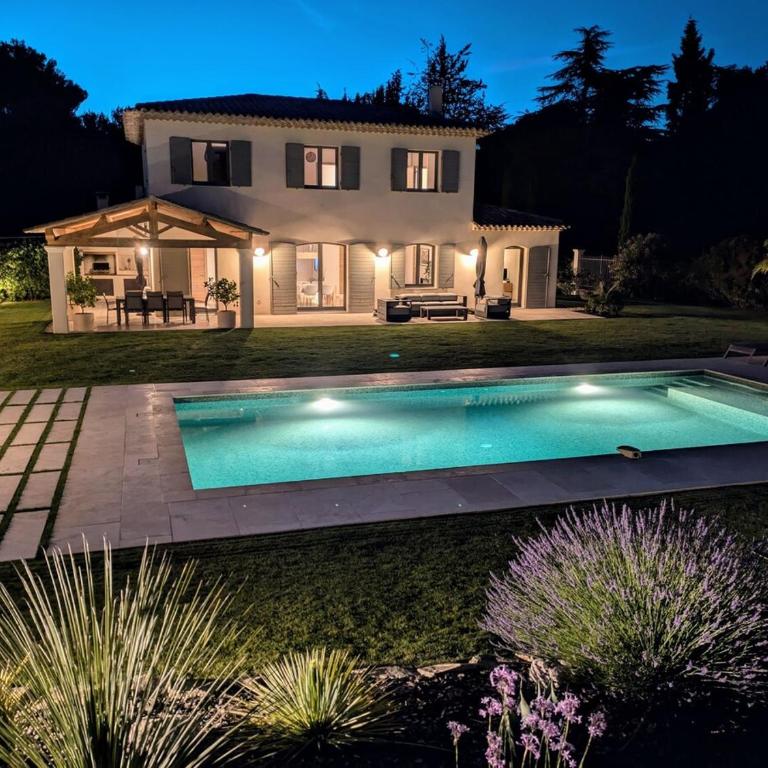 Villa haut de gamme avec piscine et grand jardin - Villa avec Piscine Privée - 20