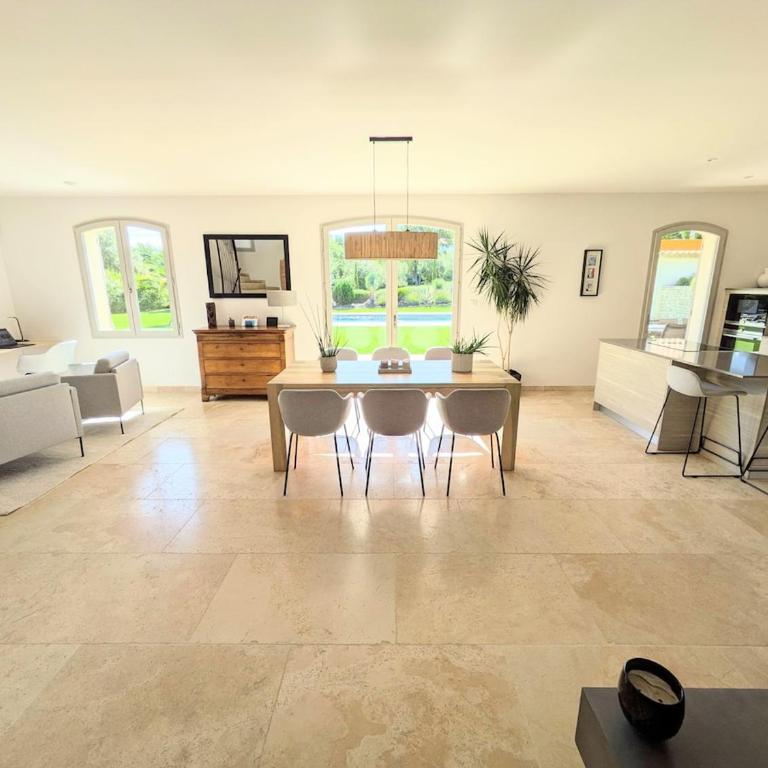 Villa haut de gamme avec piscine et grand jardin - Villa avec Piscine Privée - 22
