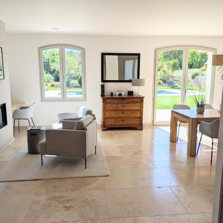 Villa haut de gamme avec piscine et grand jardin - Villa avec Piscine Privée - 23