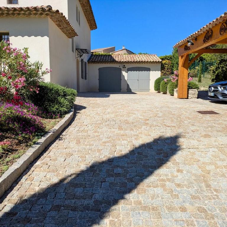 Villa haut de gamme avec piscine et grand jardin - Villa avec Piscine Privée - 25