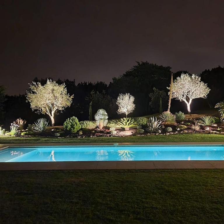 Villa haut de gamme avec piscine et grand jardin - Villa avec Piscine Privée - 32