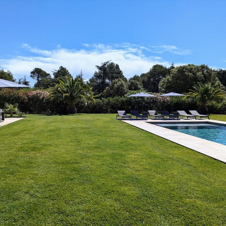 Villa haut de gamme avec piscine et grand jardin - Villa avec Piscine Privée - 34