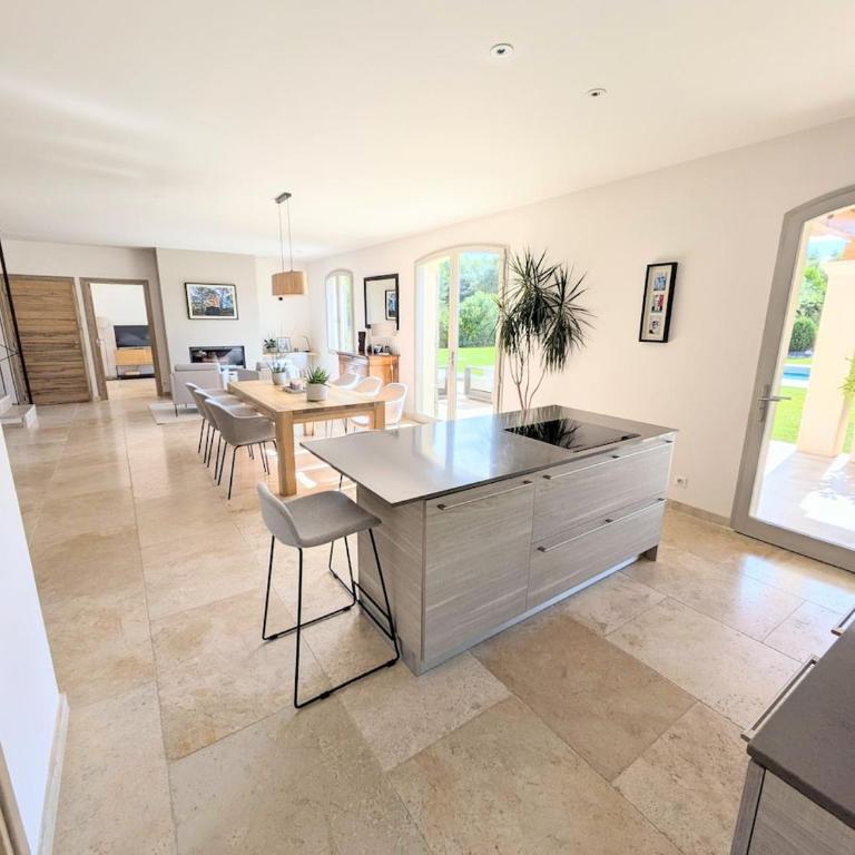 Villa haut de gamme avec piscine et grand jardin - Villa avec Piscine Privée - 39