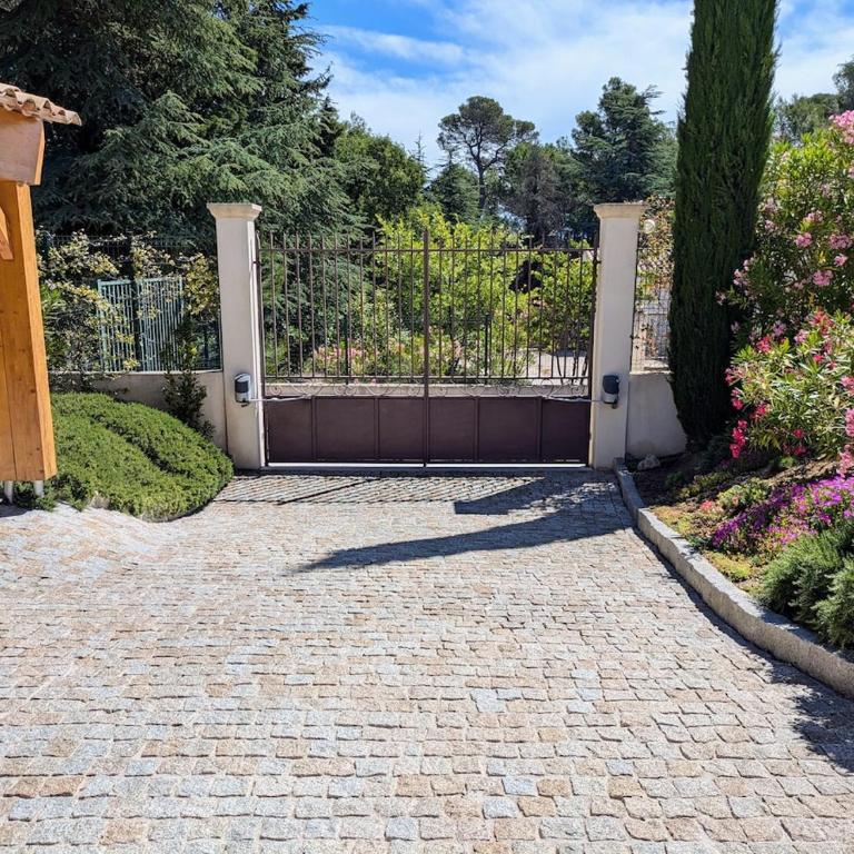 Villa haut de gamme avec piscine et grand jardin - Villa avec Piscine Privée - 44