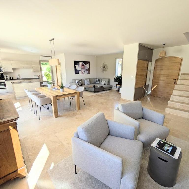 Villa haut de gamme avec piscine et grand jardin - Villa avec Piscine Privée - 47