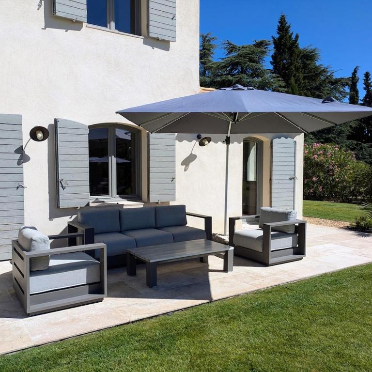 Villa haut de gamme avec piscine et grand jardin - Villa avec Piscine Privée - 51