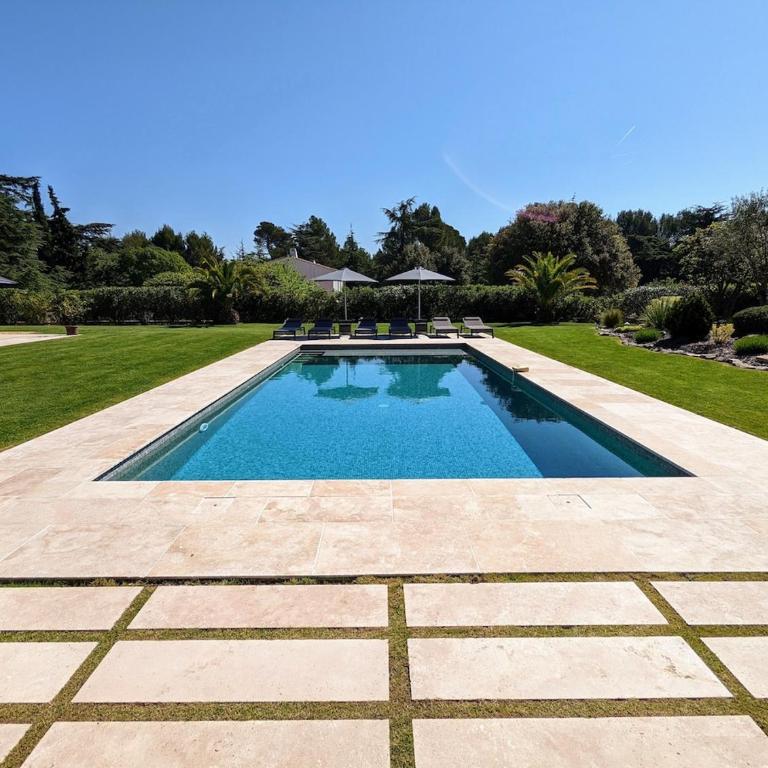 Villa haut de gamme avec piscine et grand jardin - Villa avec Piscine Privée - 75