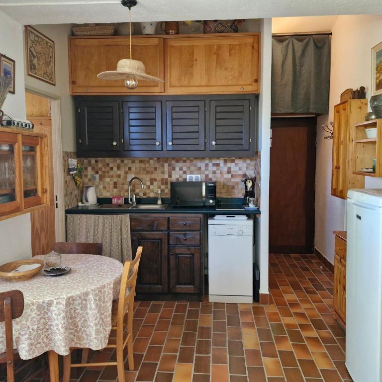 Maisonnette de charme dans domaine naturiste au pied du Mont Ventoux ! - Maison 2 Chambres - 10