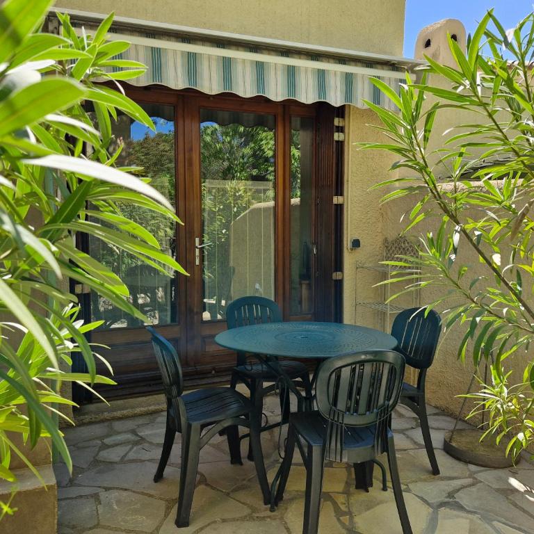 Maisonnette de charme dans domaine naturiste au pied du Mont Ventoux ! - Maison 2 Chambres - 1