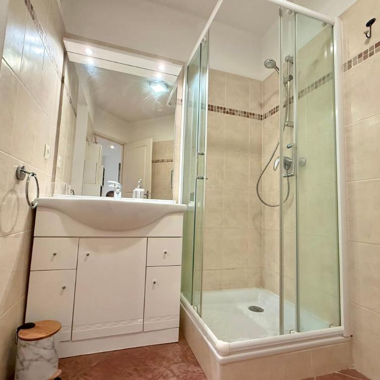 JUAN LES PINS - 2 people - Close to beaches and shops - Appartement - 18