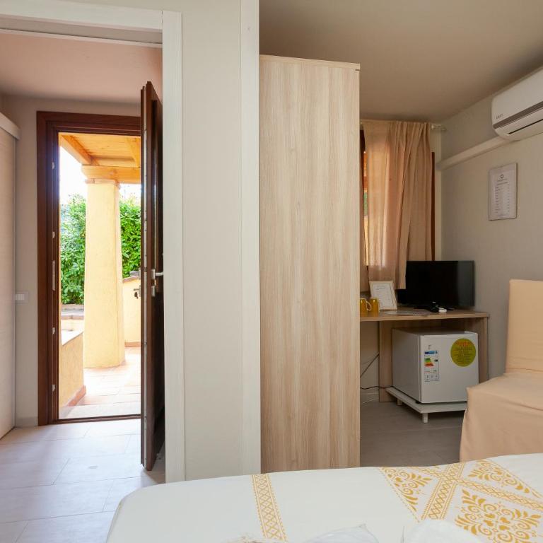 Domus Francy - Double Room with Patio - 5