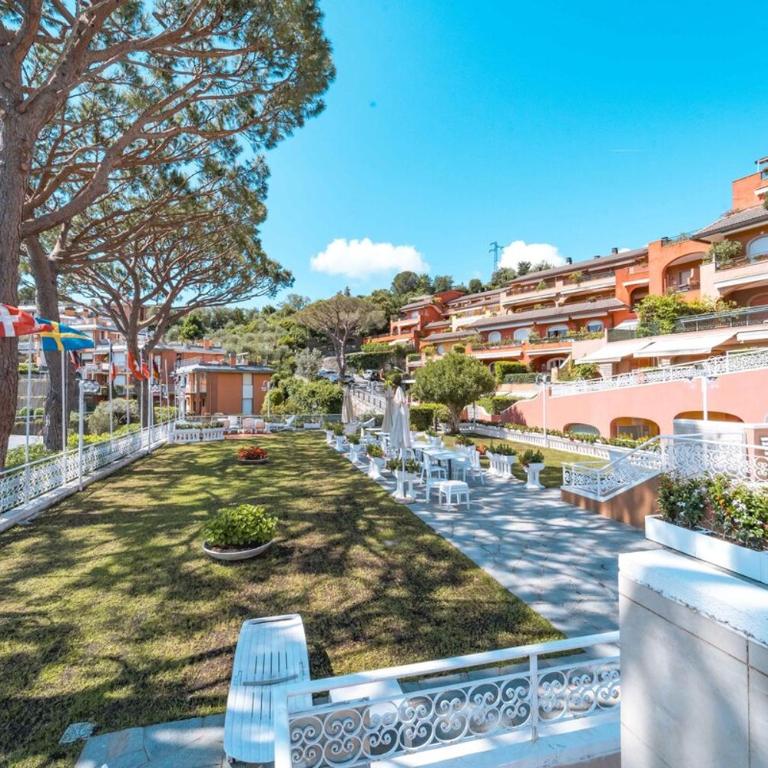 LuxuryResidence Portofino Vistamare&Piscina - Two-Bedroom Apartment - 65