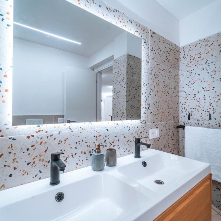 LuxuryResidence Portofino Vistamare&Piscina - Two-Bedroom Apartment - 43