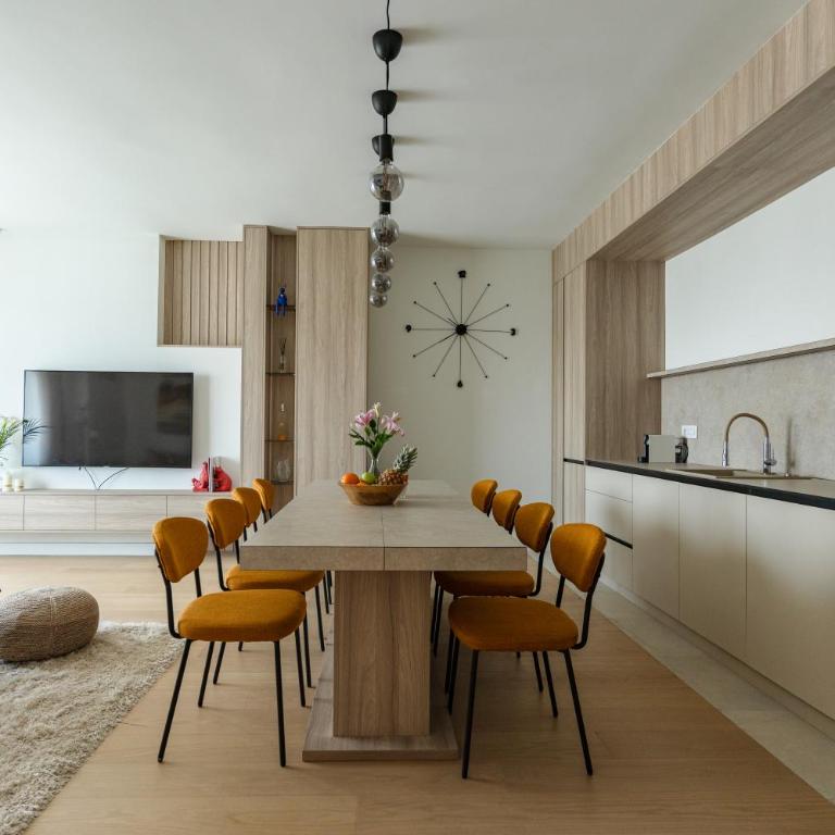 4 bedroom luxury apartment with park & river view - Four-Bedroom Luxury Apartment - 10