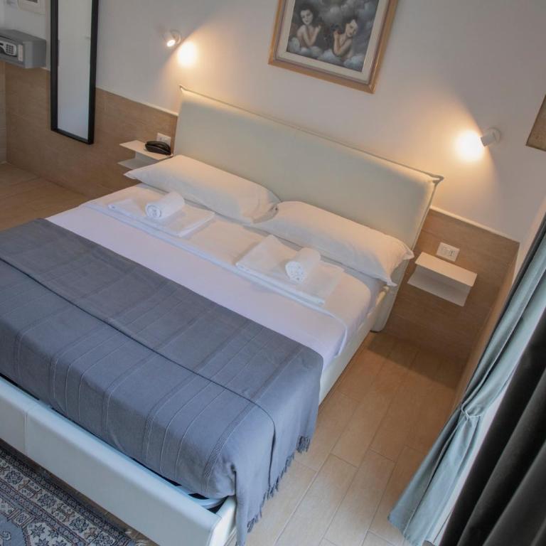 H22 Hotel - Standard Double Room - 1