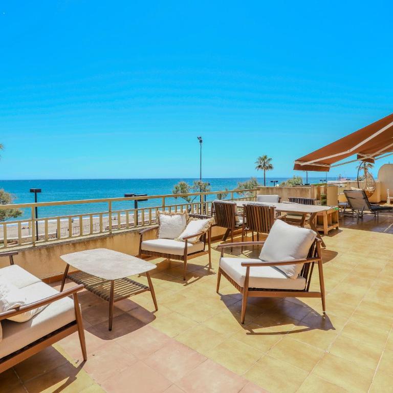 Prime location frontline beach Dona Sofia - Apartamento de 3 dormitorios con vistas al mar - 2