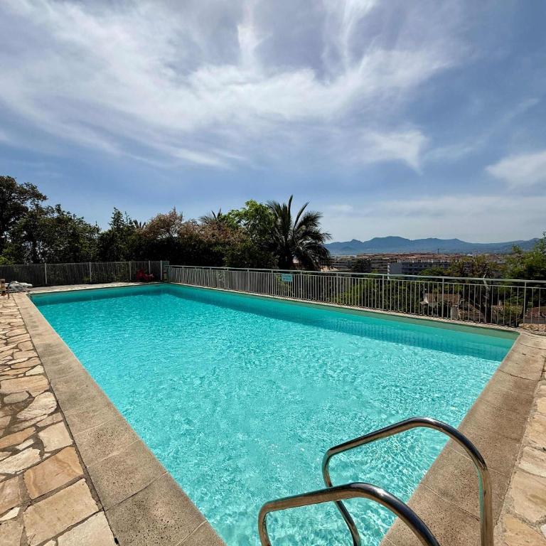 B084-Confort et serenite piscine et stationnement - Apartment - 1