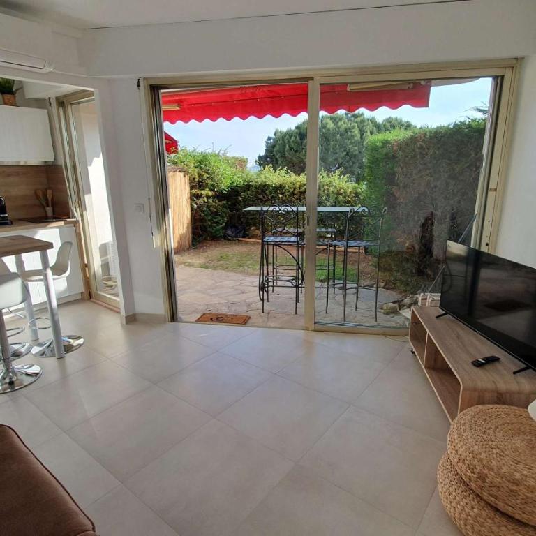 B084-Confort et serenite piscine et stationnement - Apartment - 3