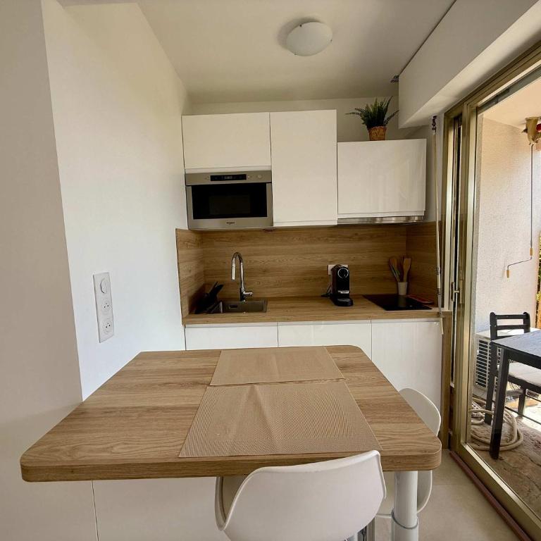 B084-Confort et serenite piscine et stationnement - Apartment - 9