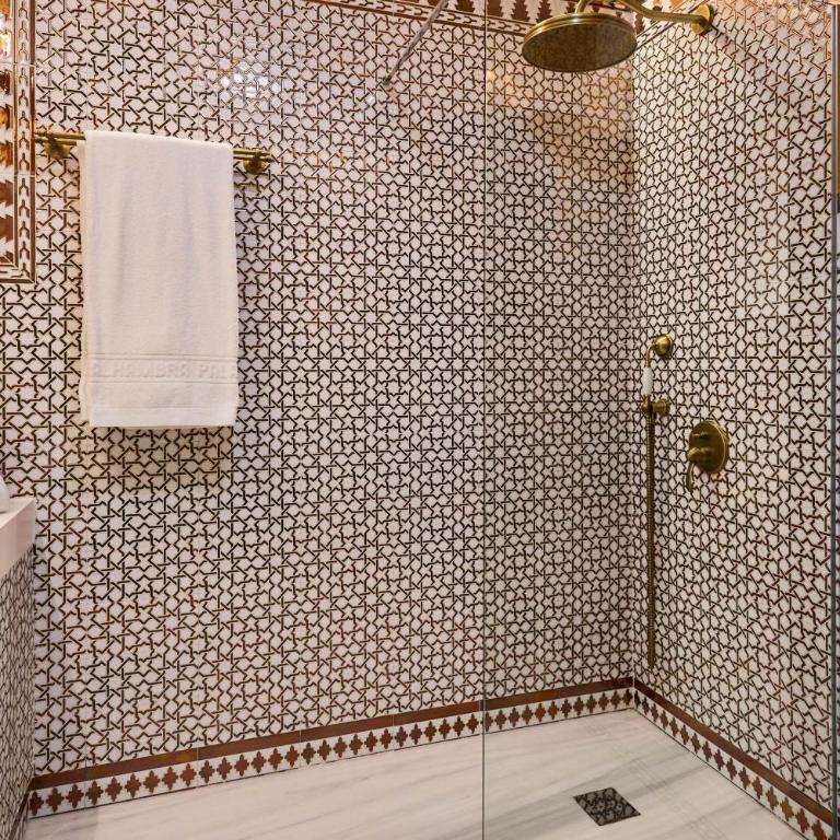 Alhambra Palace Hotel - One-Bedroom Twin Suite - 4
