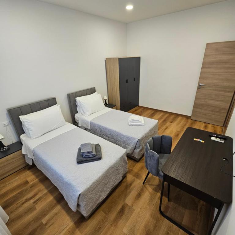 Lunis - Double Room with Private Bathroom - 2