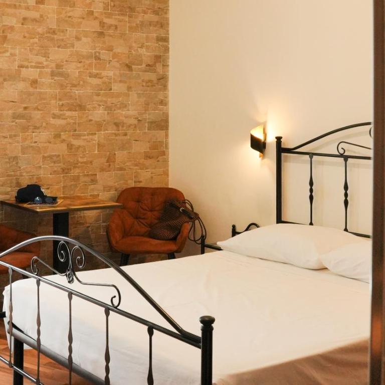 Uria Rooms & Suite B&B - Camera Matrimoniale con Balcone - 5