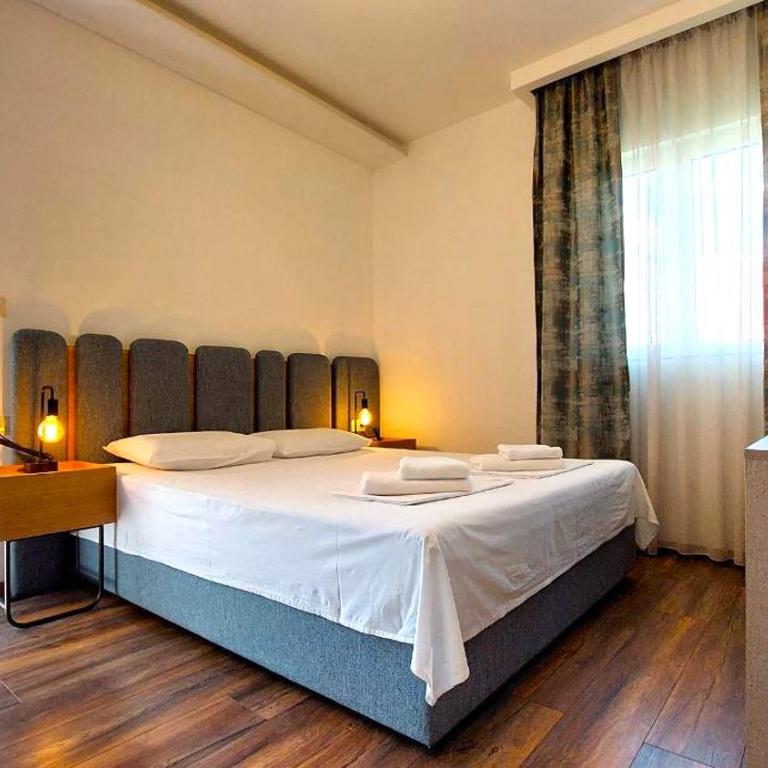 Apartments Mara Lux - Deluks Dvokrevetna Soba sa Bračnim Krevetom i Balkonom - 13